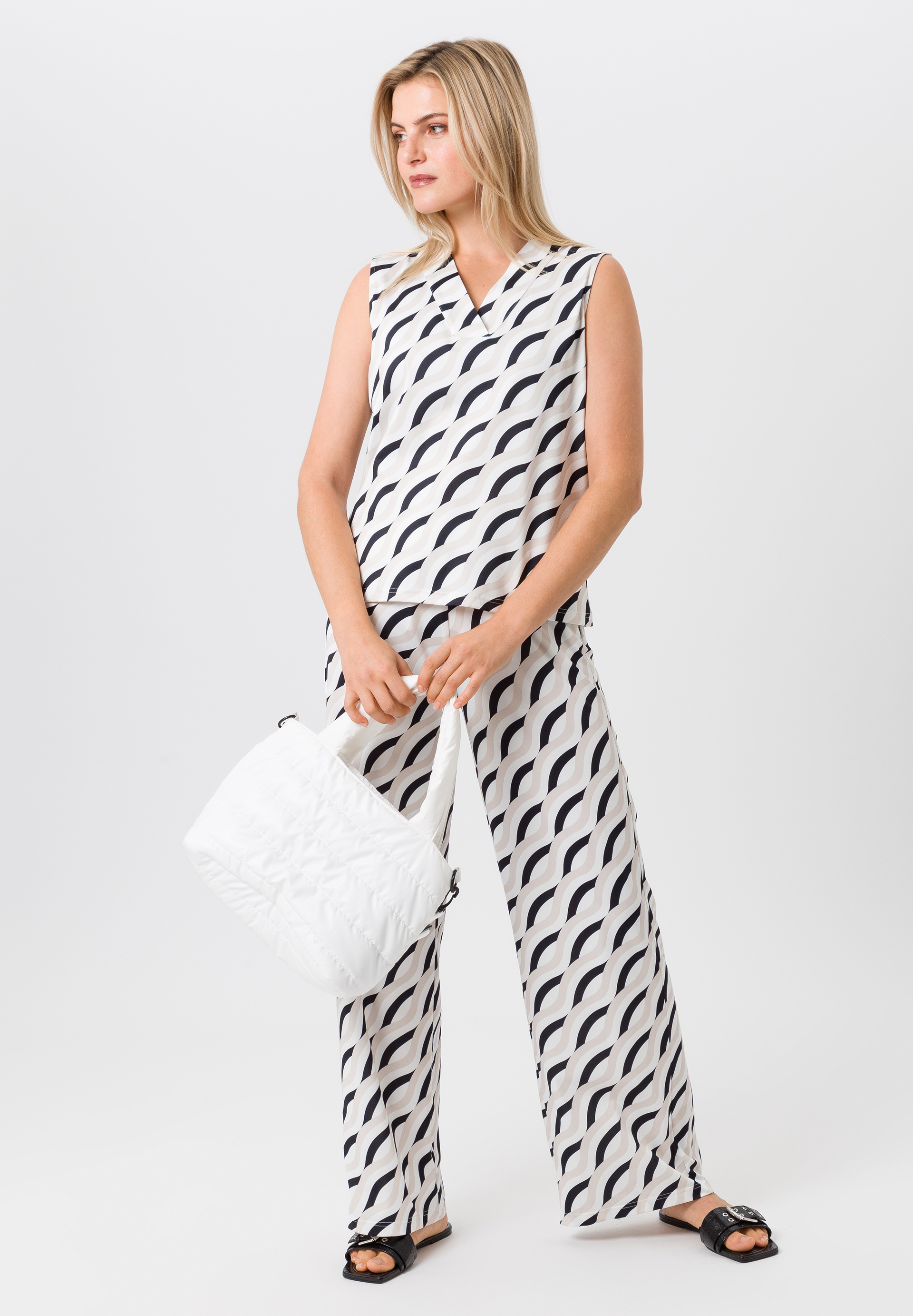 Top with modern print Top with modern print - Product Image 2