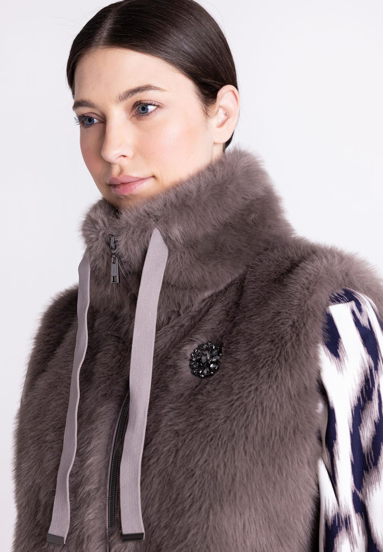 Faux fur, Reißverschluss, Kragen, Bindebänder, Stickerei/Patch,  Felljacke,  Faux-Fell,  Lange Ärmel,  Reißverschluss,  Brosche, Fauxer Pelz, Weste mit Kapuze, Reißverschluss, Grau, Dekorative Brosche