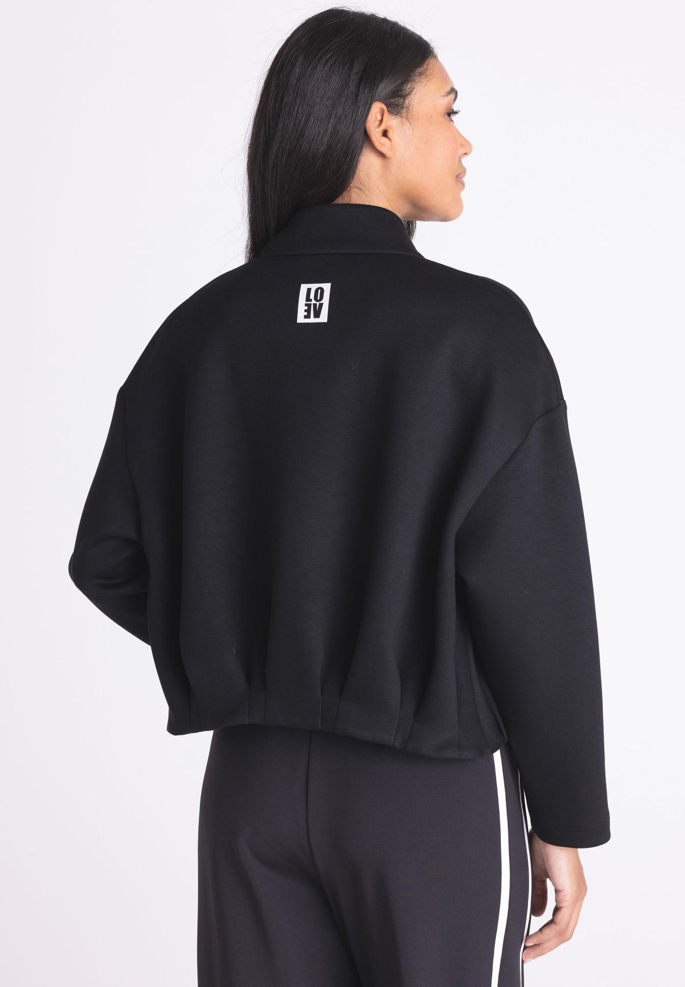 schwarze jacke, oversized, Kragen, Rückansicht, Logo, jacke, schwarz, oversized, logo/print, unisex, jacke, sportswear, schwarz, oversize, kleinesLogo, jacke, schwarz, oversized, logo-aufdruck, weite, jacke, oversized, schwarz, kragen, logo