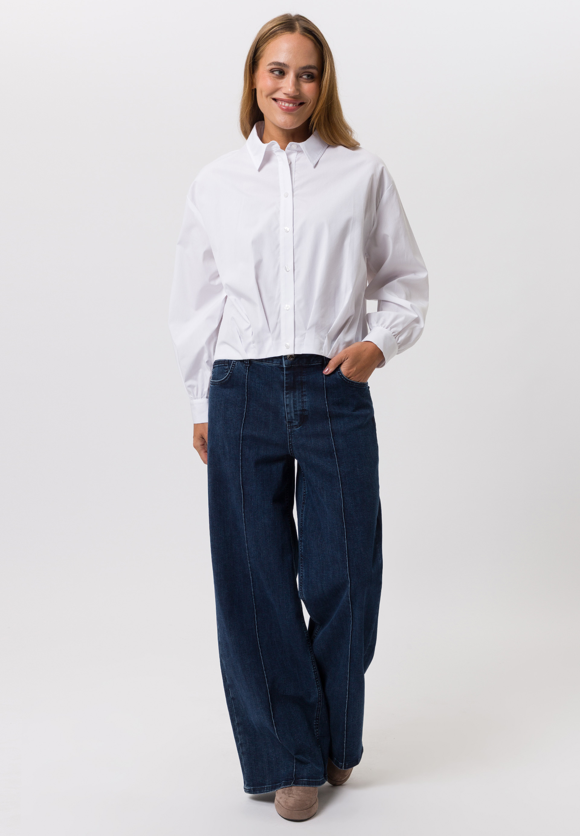 Blouse In a modern cropped style - Product Image 2