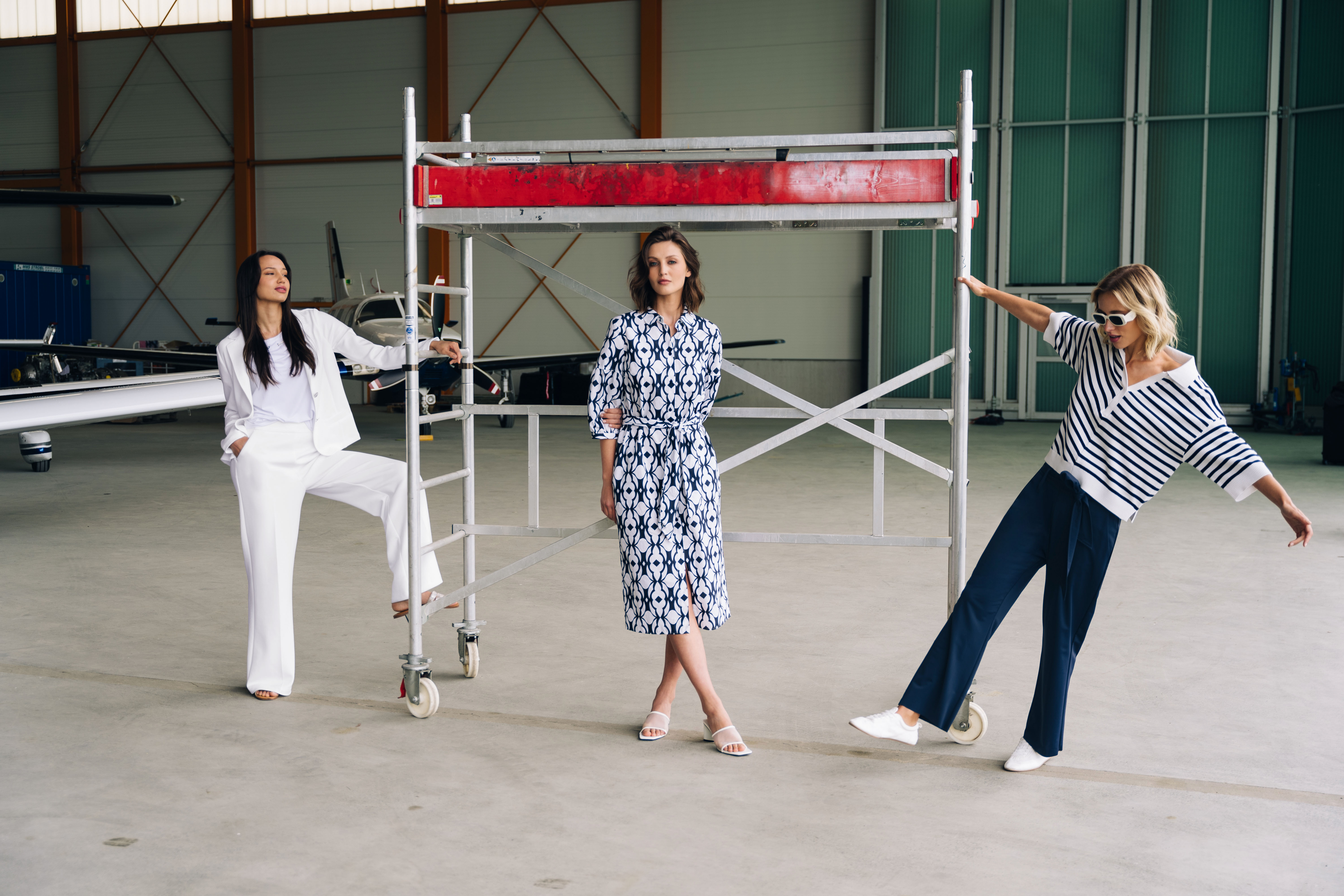 damenkleid, blaues muster, knie-lang, sandalen, muster