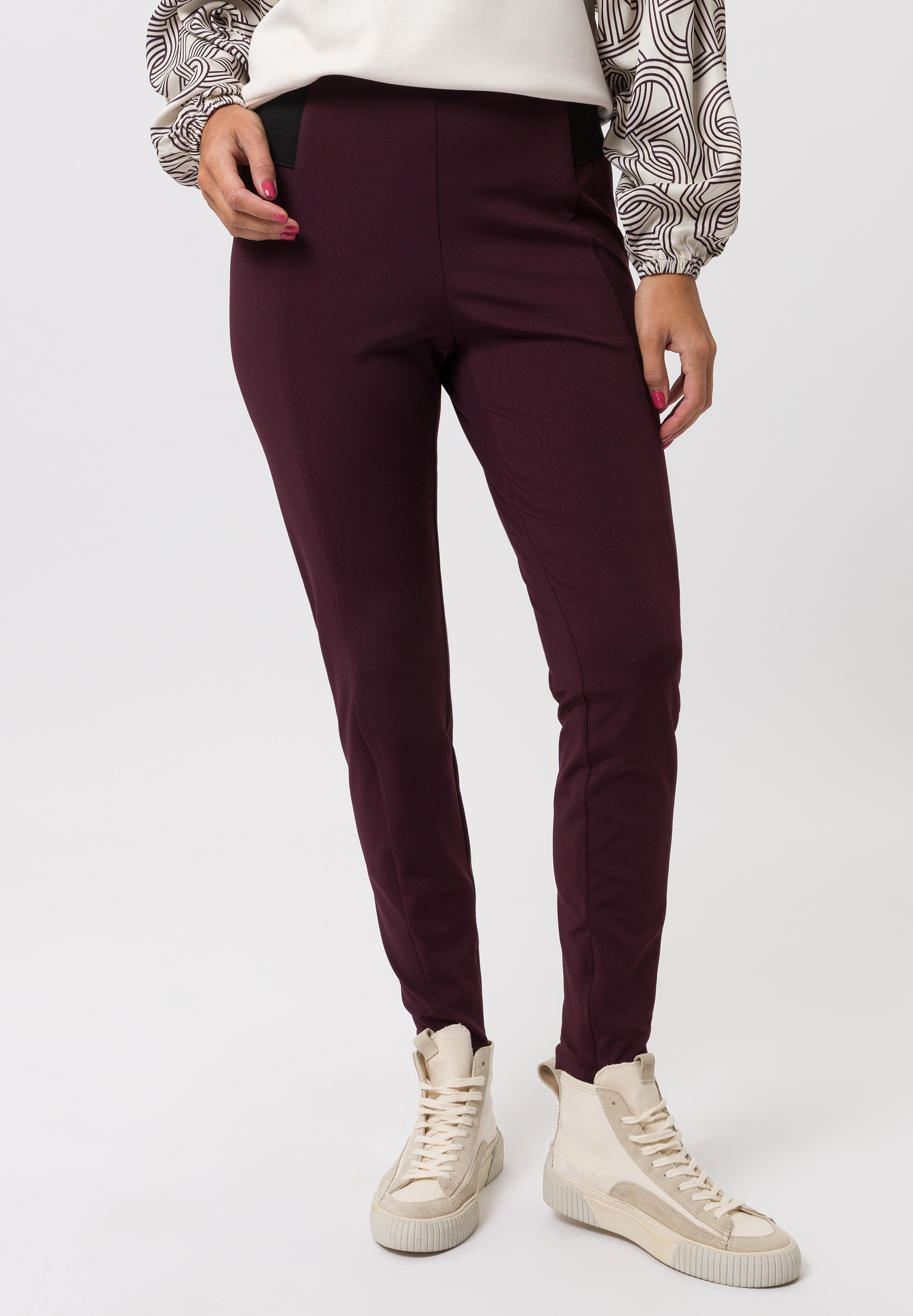 Hose mit Reißverschlussdetails Bekleidung, Hosen, Person, Schuhe, Schuh, Bekleidung, Hosen, Person, Schuhe, Schuh, Bekleidung, Hosen, Person, Schuhe, Schuh, Bekleidung, Hosen, Person, Schuhe, Schuh, Bekleidung, Hosen, Person, Schuhe, Schuh, Bekleidung, Hosen, Person, Schuhe, Schuh