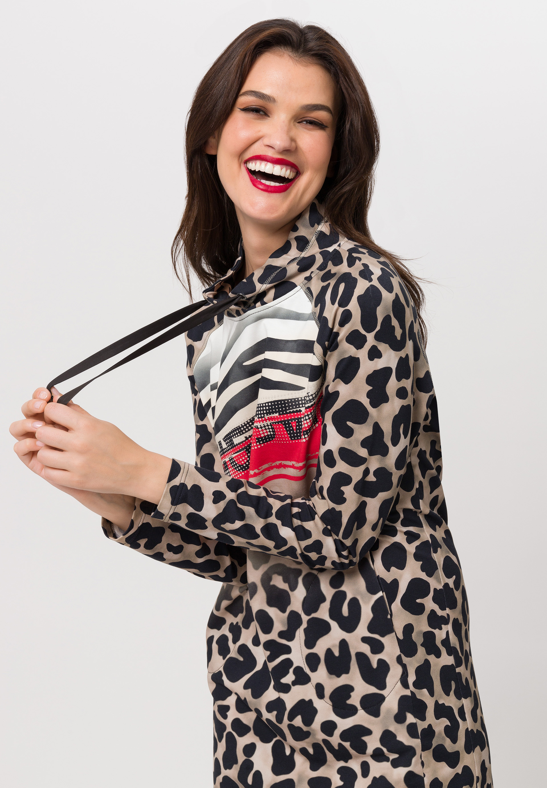 Dress with leopard pattern and print - Bild 4 Langarm, Gesicht, Kopf, Mantel, Lächeln, Langarm, Gesicht, Kopf, Mantel, Lächeln, Langarm, Gesicht, Kopf, Mantel, Lächeln, Langarm, Gesicht, Kopf, Mantel, Lächeln, Langarm, Gesicht, Kopf, Mantel, Lächeln, Langarm, Gesicht, Kopf, Mantel, Lächeln