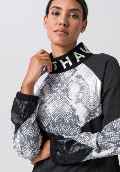 Kleid mit hohem Kragen