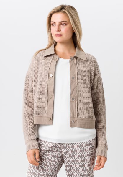 Strickjacke mit modischer Netzstruktur