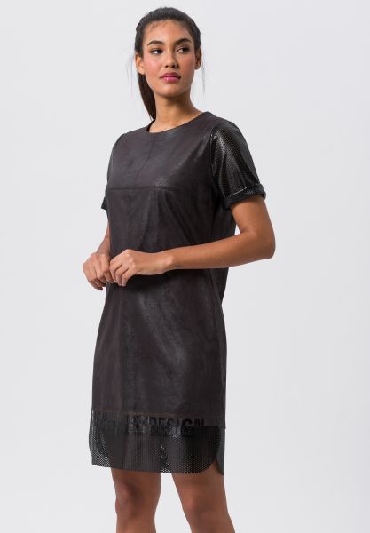 Kleid in angedeuteter Lederoptik