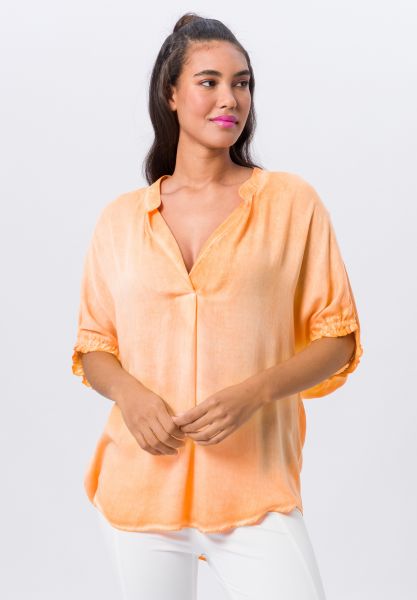 Bluse in Neonfarbe und mit Kimonoärmeln