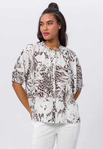 Kimonobluse mit trendigem Leo-Muster