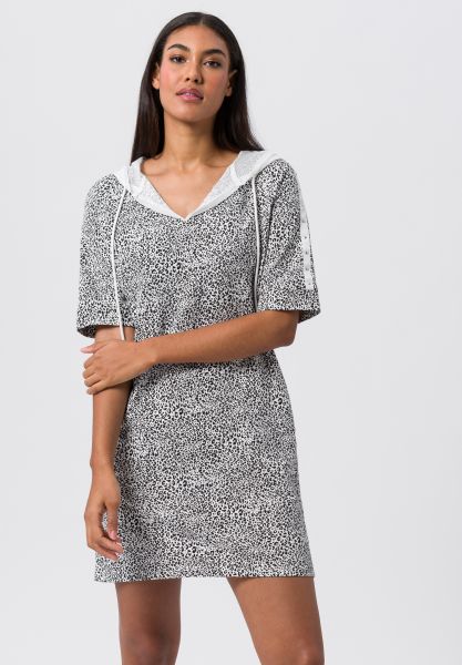 Kleid mit Kapuze im semitransparenten Stil