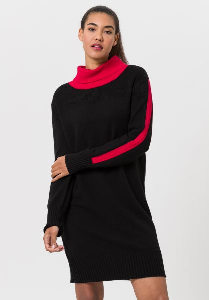 Strickkleid mit kontrastfarbenem Rollkragen