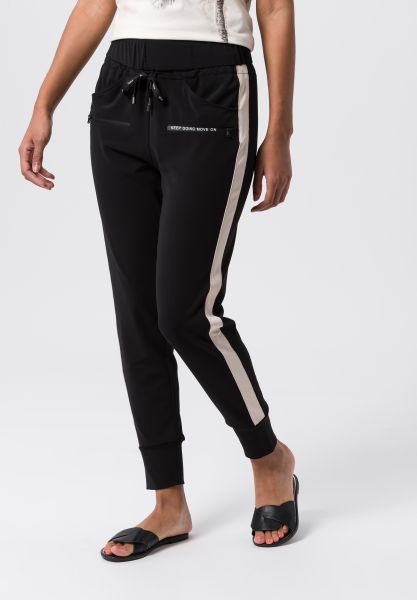 Hose mit zierlichem Sloganprint