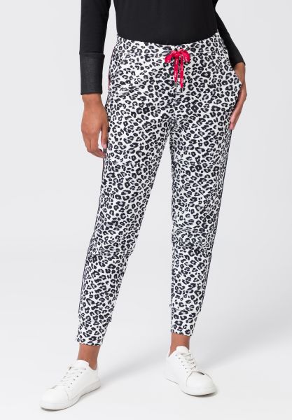 Joggpant mit schickem Leoprint