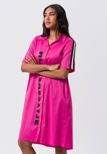 Kleid mit harmonischem Typo-Print