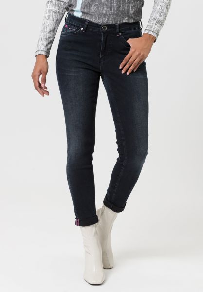 Skinny Jeans mit konstratierenden Ziernähten